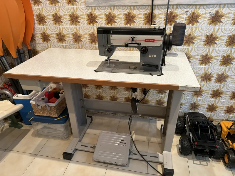 Maquina de costura com bancada Alfa Zig Zag